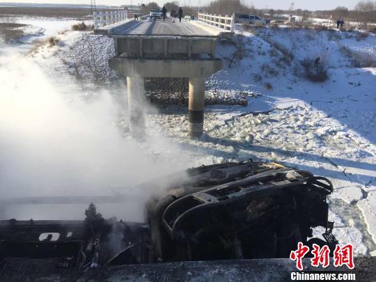 齐齐哈尔塔哈河大桥坍塌 两车坠入冰面起火