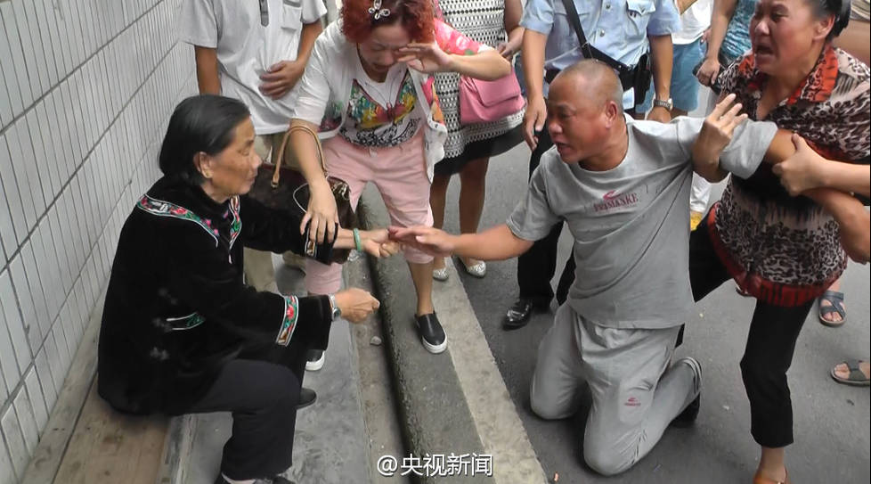 “死刑犯”坐牢20年无罪释放后 向母亲下跪