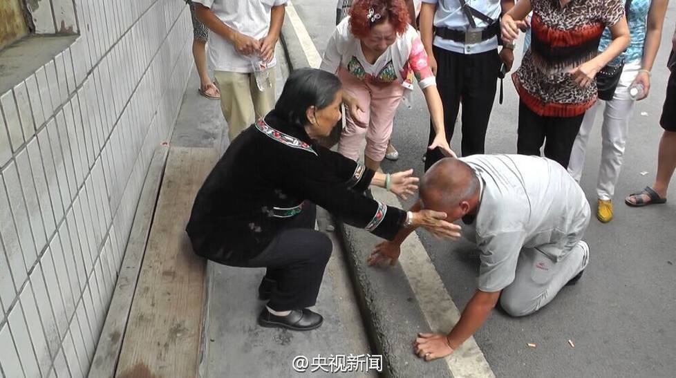 “死刑犯”坐牢20年无罪释放后 向母亲下跪
