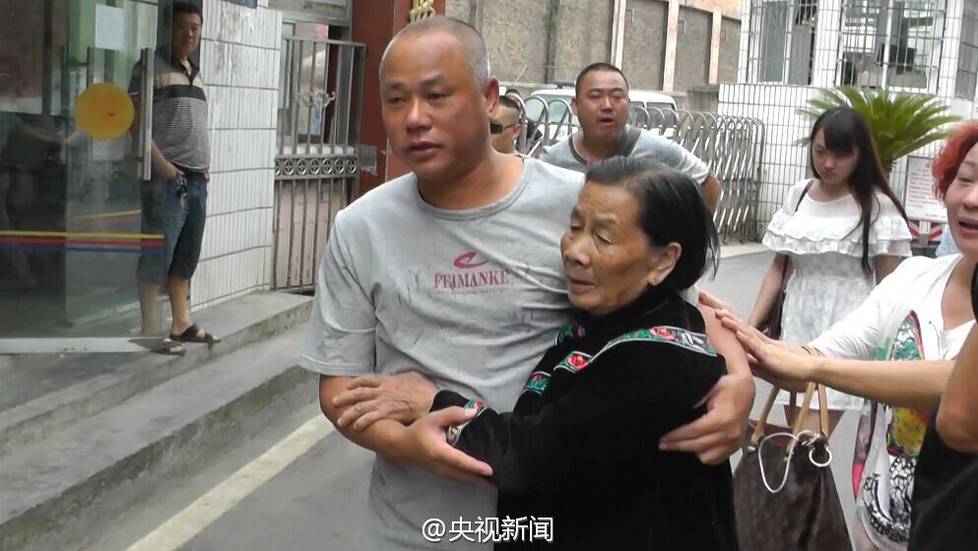 “死刑犯”坐牢20年无罪释放后 向母亲下跪
