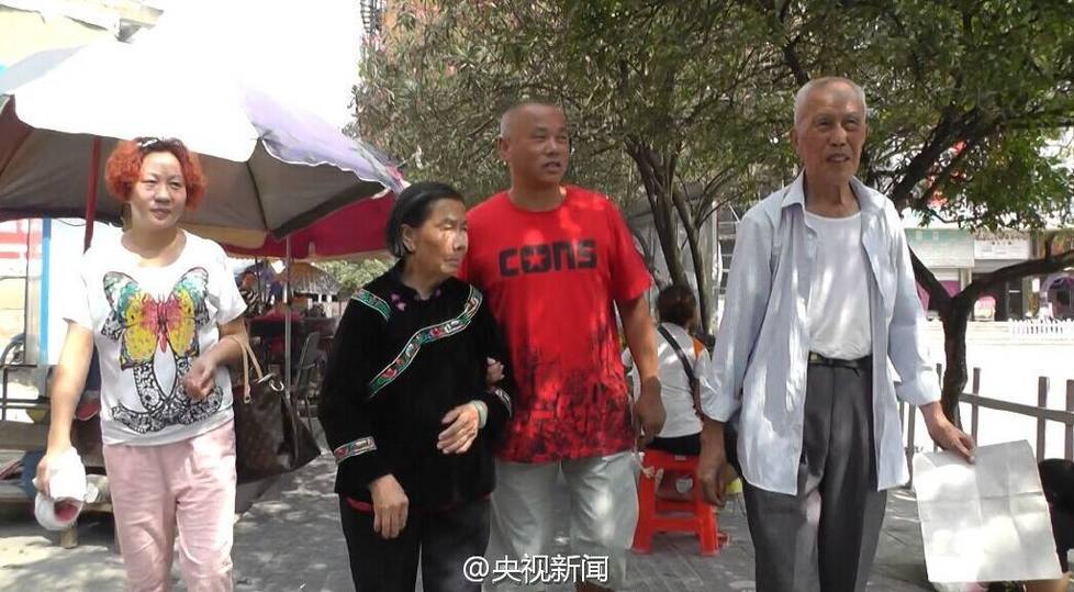 “死刑犯”坐牢20年无罪释放后 向母亲下跪