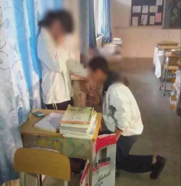  中学生平安夜在课室里拥吻 [1]- 中国日报网