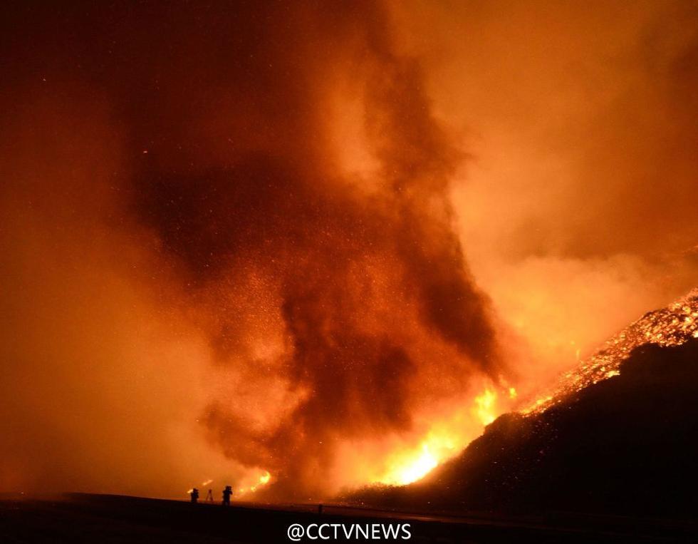 圣诞节美南加州山火喷发 当地居民紧急撤离