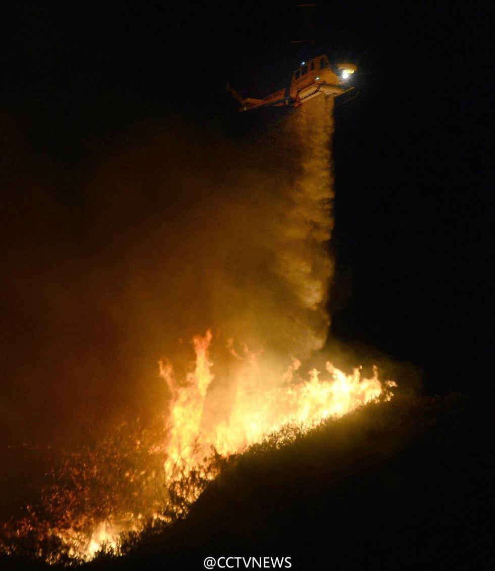 圣诞节美南加州山火喷发 当地居民紧急撤离