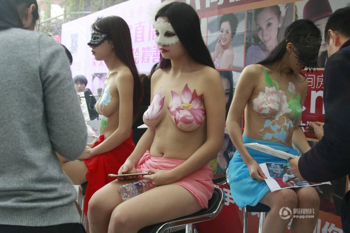 杭州美女裸身彩绘 呼吁关注乳腺健康