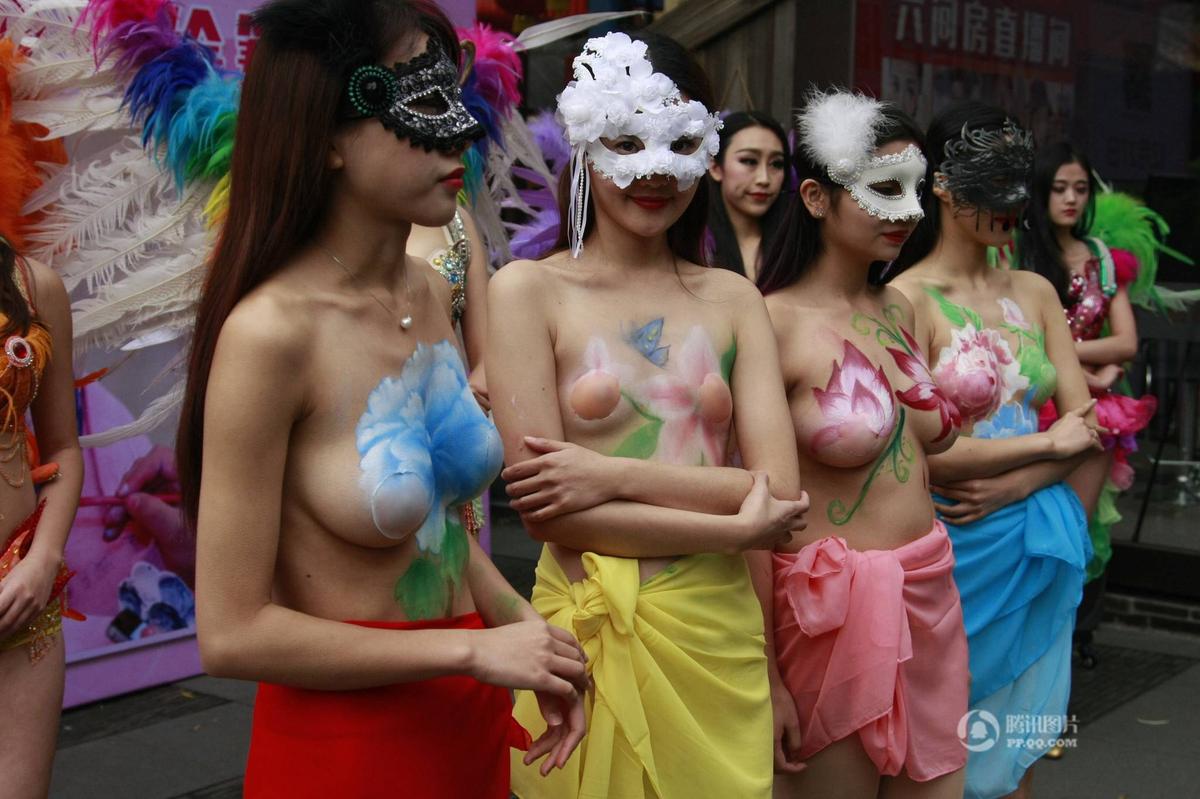 杭州美女裸身彩绘 呼吁关注乳腺健康