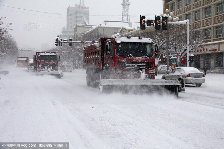 新疆阿勒泰遭大雪埋城 积雪厚度已超40厘米