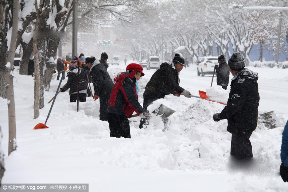 新疆阿勒泰遭大雪埋城 积雪厚度已超40厘米