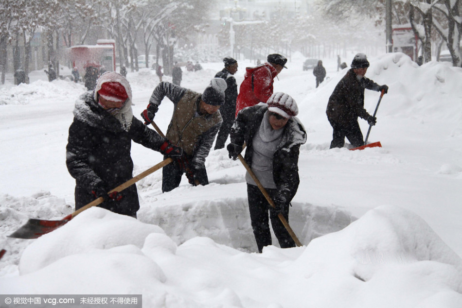 新疆阿勒泰遭大雪埋城 积雪厚度已超40厘米