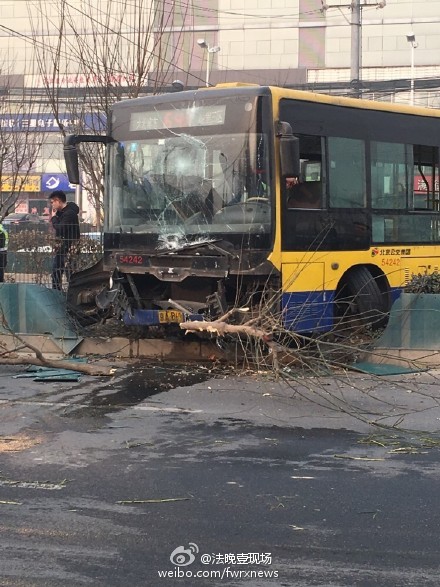 北京一公交车横截朝阳路：造成车辆拥堵
