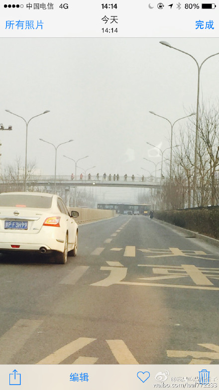 北京一公交车横截朝阳路：造成车辆拥堵