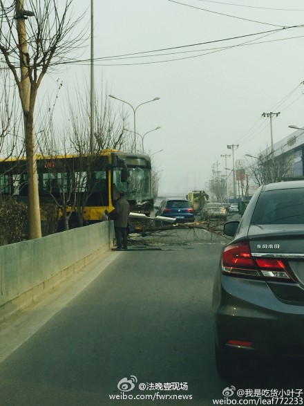 北京一公交车横截朝阳路：造成车辆拥堵