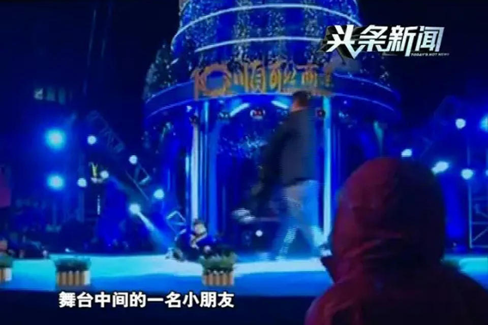 男童台上表演突被人抱走尖叫:他不是我爸