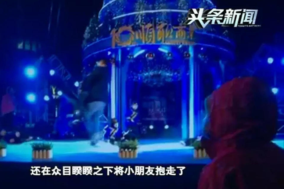 男童台上表演突被人抱走尖叫:他不是我爸