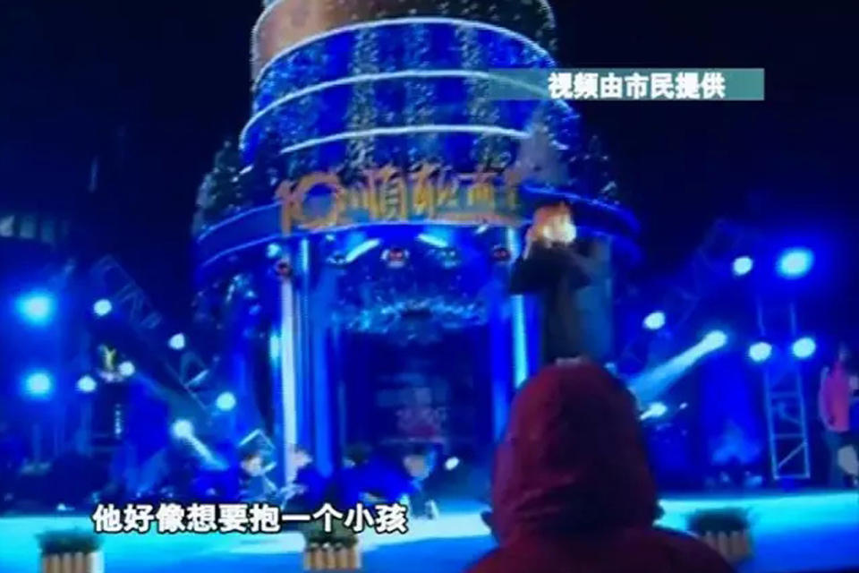 男童台上表演突被人抱走尖叫:他不是我爸