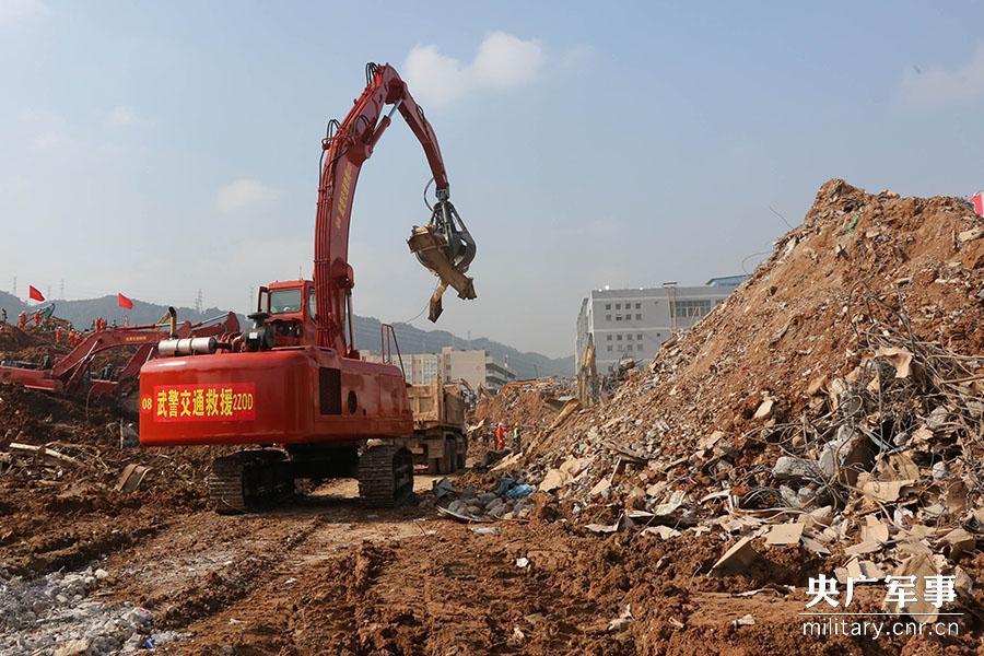 武警“变形金刚”加速深圳滑坡救援