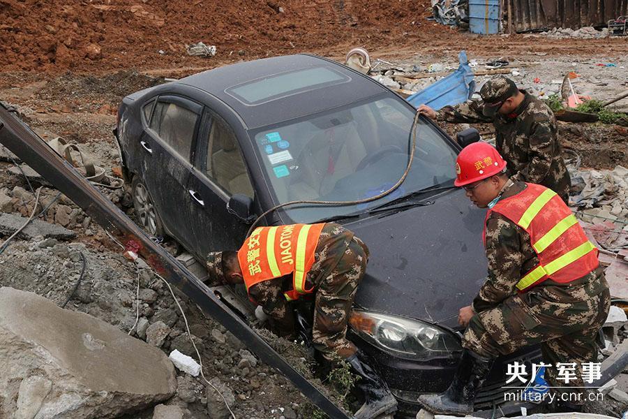 武警“变形金刚”加速深圳滑坡救援