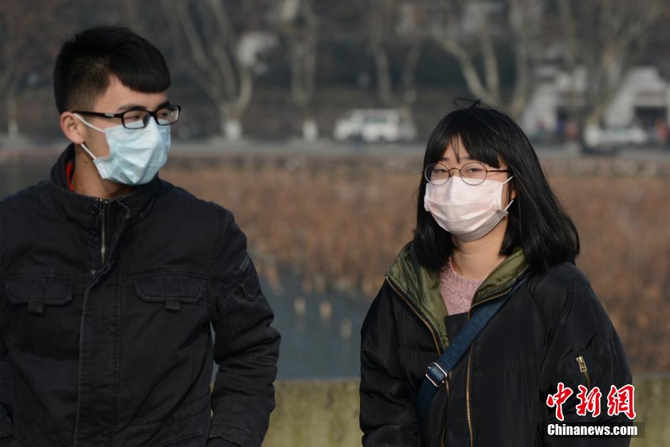 元旦雾霾“锁杭城” 游客霾中探西湖