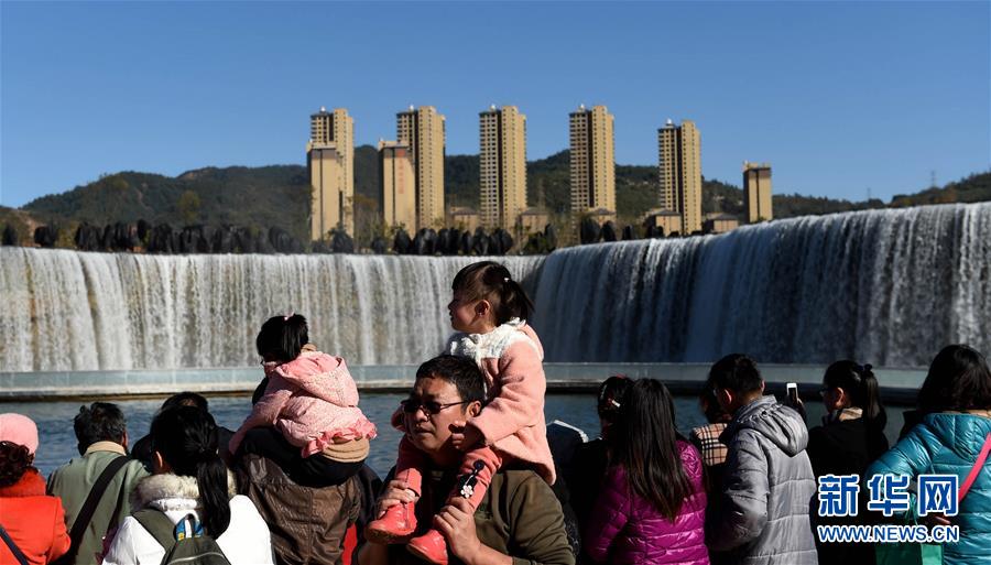 中国最大人工瀑布亮相昆明 宽400米景色壮观