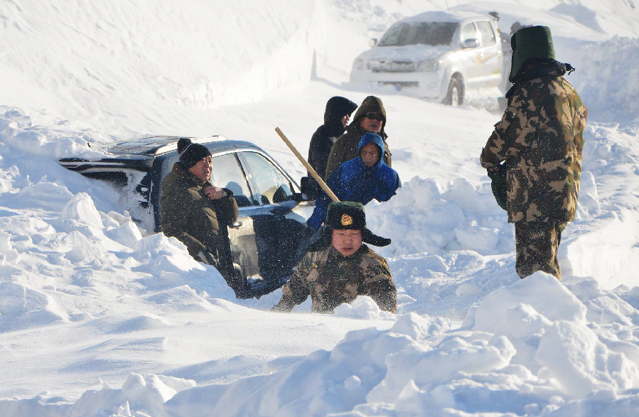 新疆阿勒泰游客遭遇雪崩被困 边防官兵紧急救援