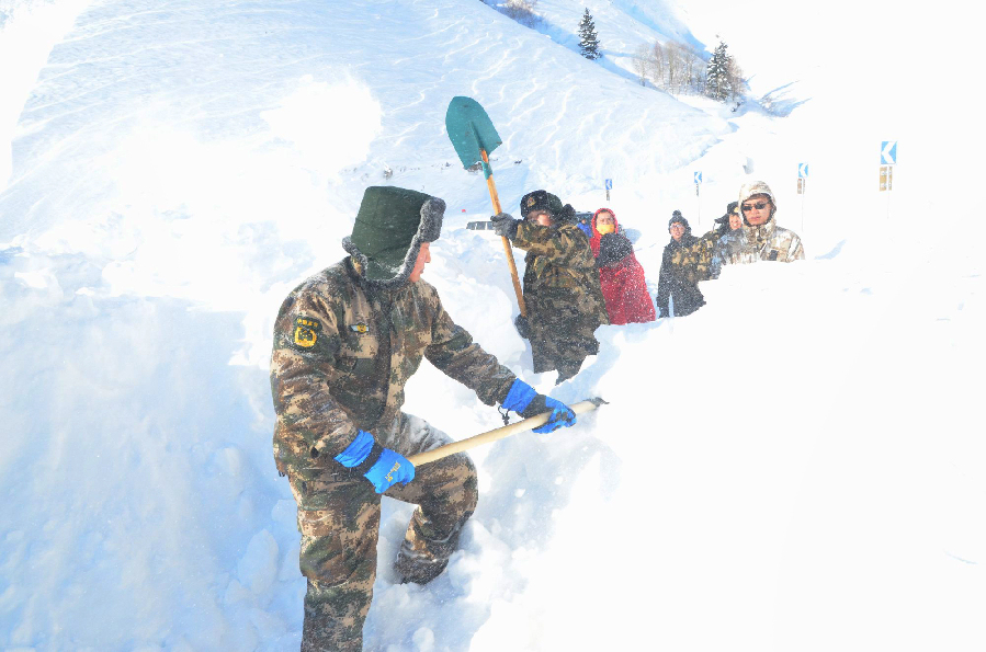 新疆阿勒泰游客遭遇雪崩被困 边防官兵紧急救援