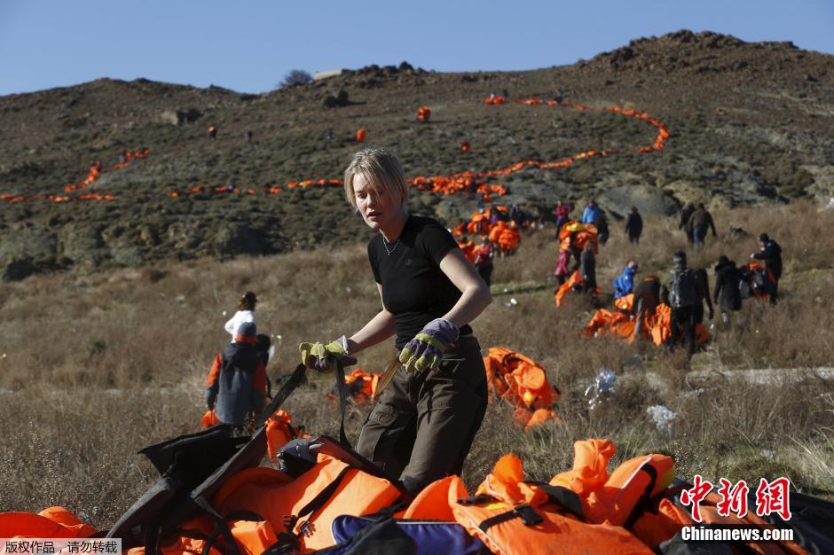 希腊志愿者用3000件救生衣拼巨型和平标志