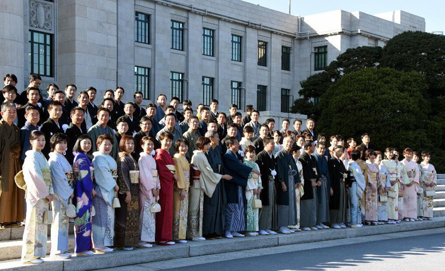 日本美女议员穿和服参加国会