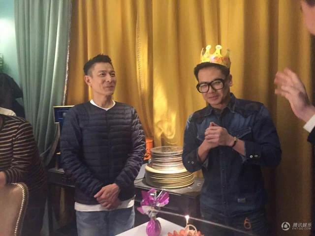 黄晓明宴请刘德华 天王为工作人员庆生