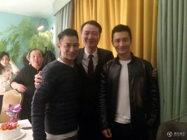 黄晓明宴请刘德华 天王为工作人员庆生