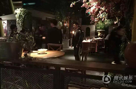 黄晓明宴请刘德华 天王为工作人员庆生