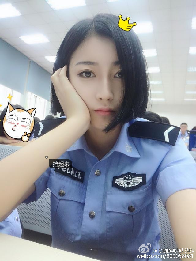公安大学校花晒校园照 会军体拳的萌妹子