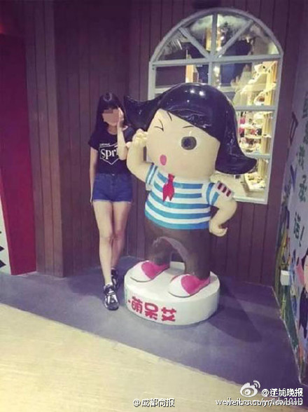 安徽坠楼女大学生监控曝光:光腿昏迷被背进宾