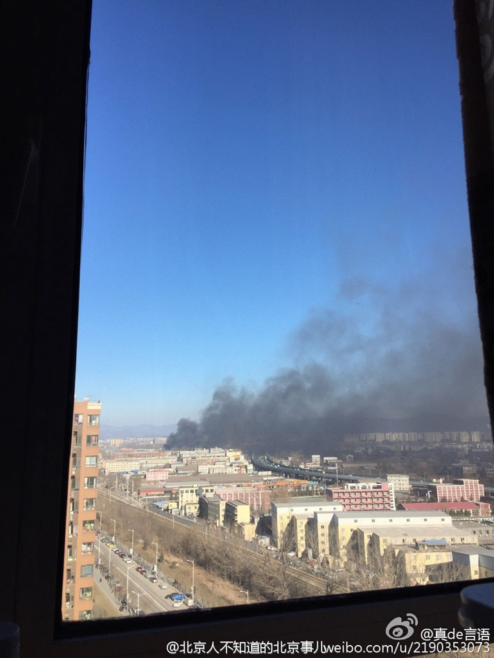 北京昌平一家居建材市场突发大火