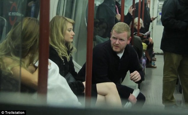 伦敦地铁女子当众哺乳 试众人真实反应
