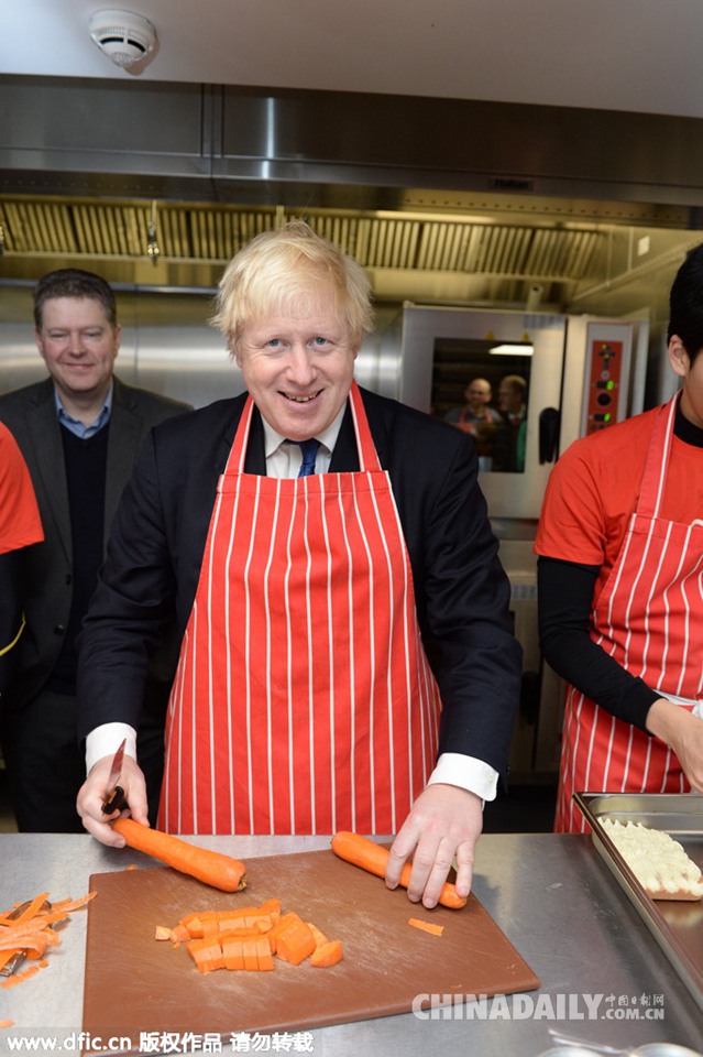 伦敦市长鲍里斯视察无家可归者中心 穿围裙下厨