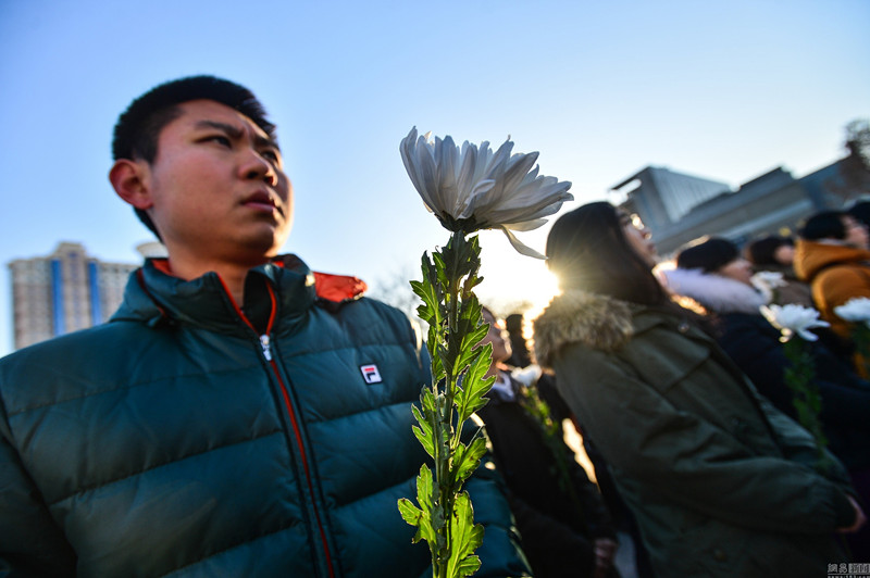 南开学子纪念周恩来总理逝世40周年