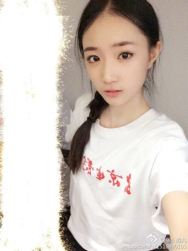 学院的女生@张小垚儿在微博晒出清纯写真,清新自然如邻家小妹般惹人爱