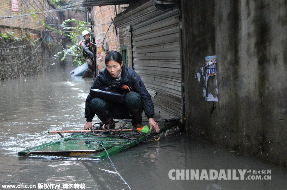 广西柳州遭遇罕见冬季暴雨 居民乘竹筏脱围