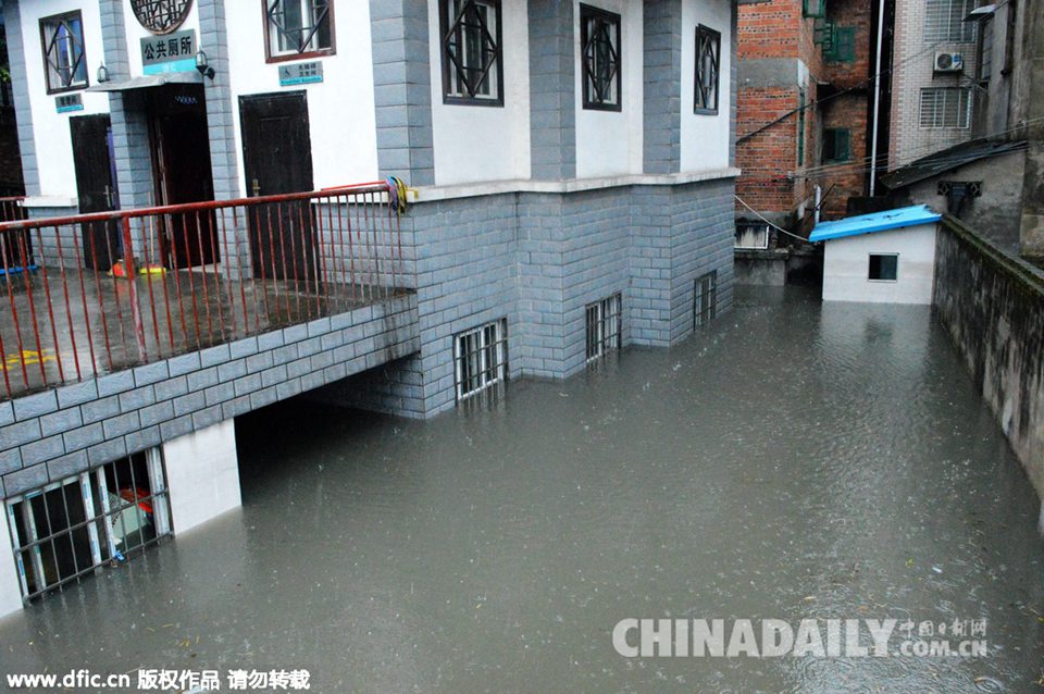 广西柳州遭遇罕见冬季暴雨 居民乘竹筏脱围