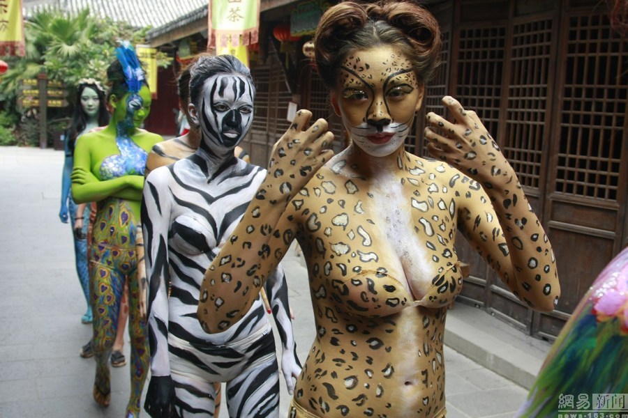 彩绘女模特化身“美女与野兽” 呼吁动物保护