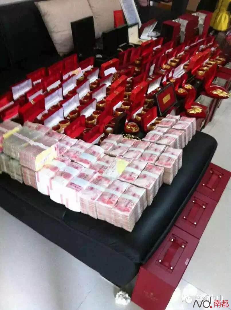 广东再现土豪婚礼 新娘全身挂满金首饰