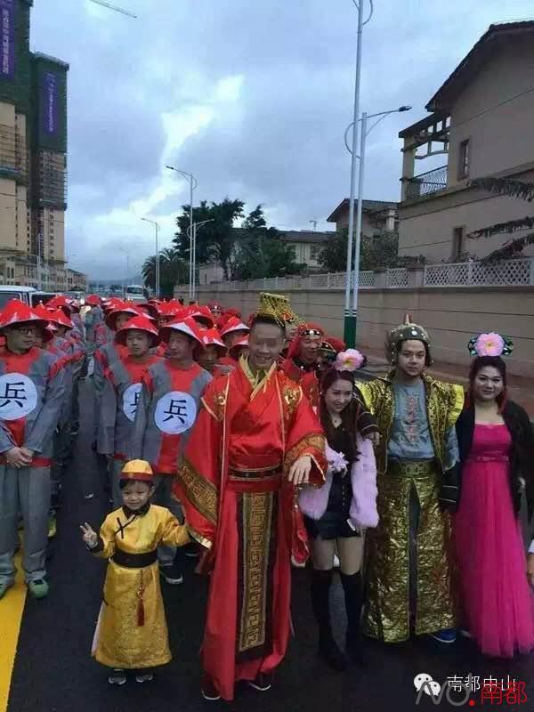 广东再现土豪婚礼 新娘全身挂满金首饰