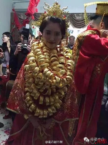 广东再现土豪婚礼 新娘全身挂满金首饰