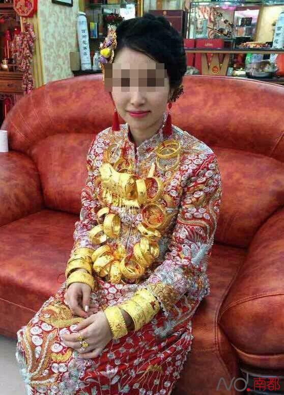 广东再现土豪婚礼 新娘全身挂满金首饰