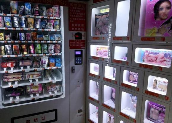 高校外现情趣用品无人售货机 引未成年人观望