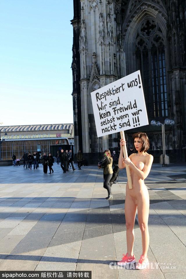 德国一女模全裸抗议科隆跨年性侵案