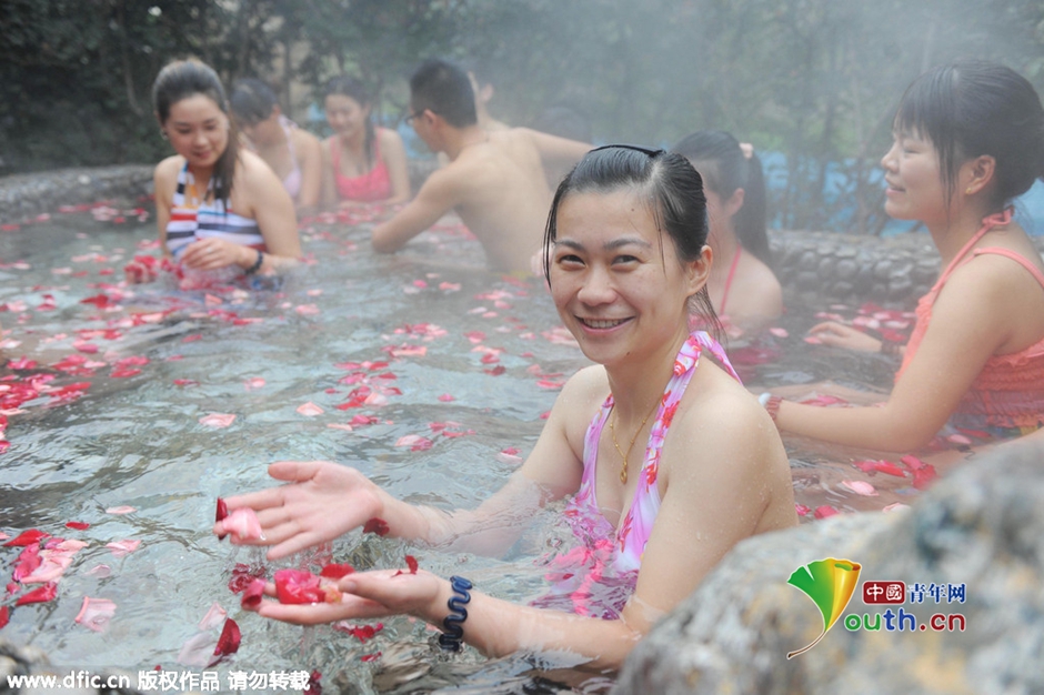 安徽滁州：美女享受温泉花瓣澡 男女混浴画面太美