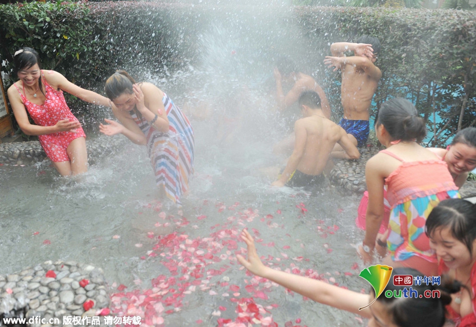 安徽滁州：美女享受温泉花瓣澡 男女混浴画面太美