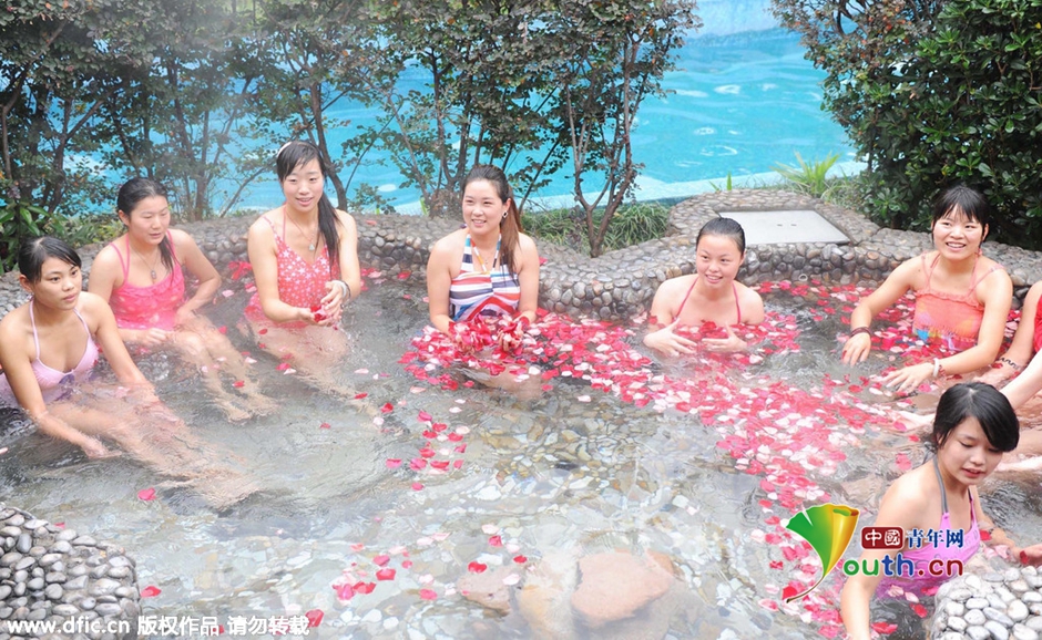 安徽滁州：美女享受温泉花瓣澡 男女混浴画面太美