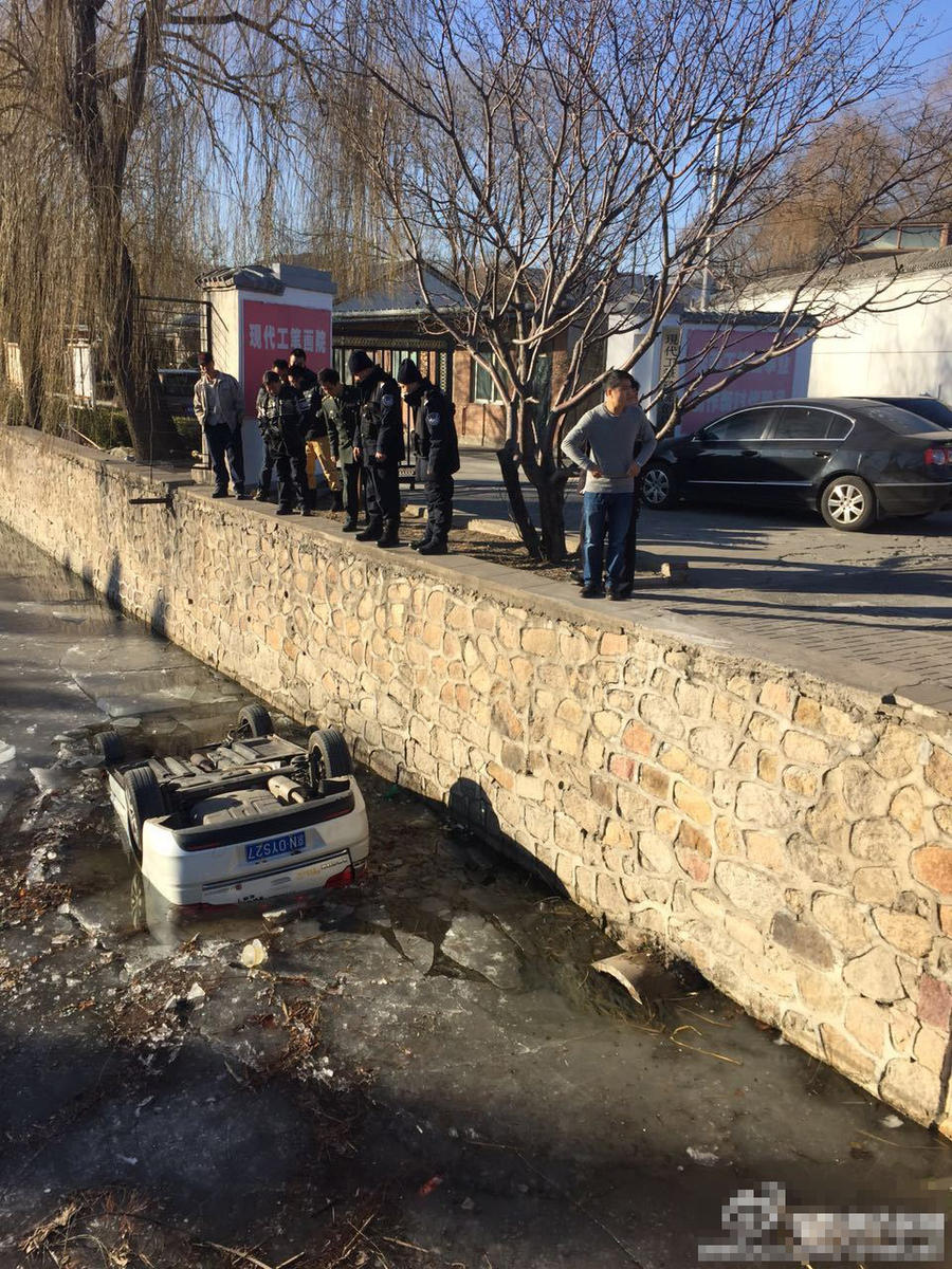 颐和园附近一轿车坠河 司机当场死亡